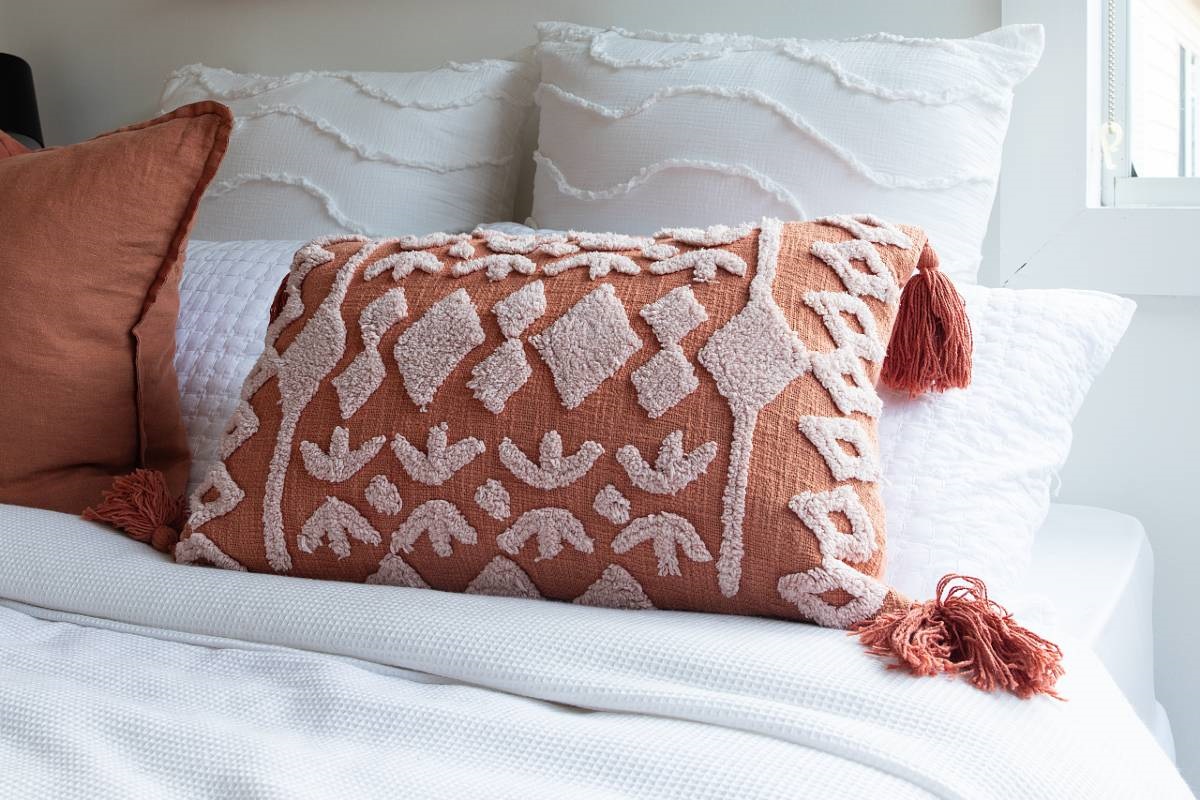 decoratieve kussens in de slaapkamer