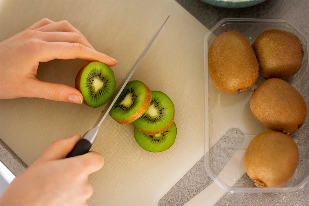 snijd de kiwi in plakjes