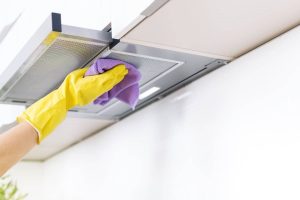 wrijven vuile en vette afzuigkap schoon