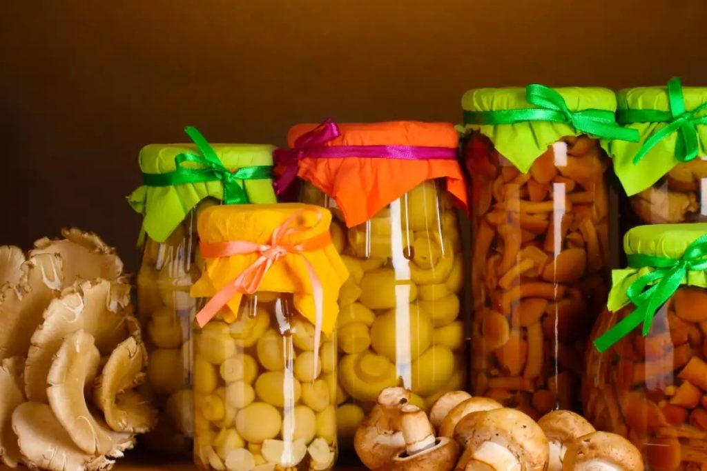 paddenstoelen in een pot voor langdurige bewaring