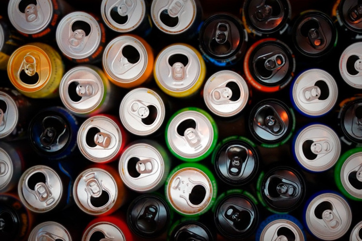 Lege blikjes energiedrankjes