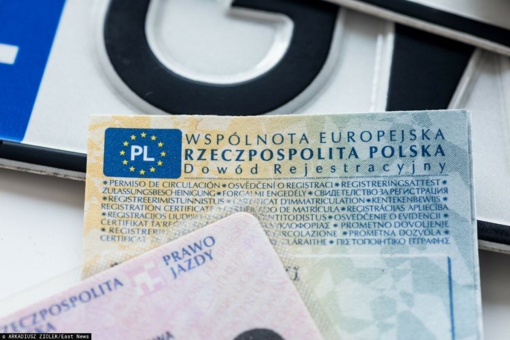 het tonen van het kentekenbewijs om kentekenplaten te krijgen