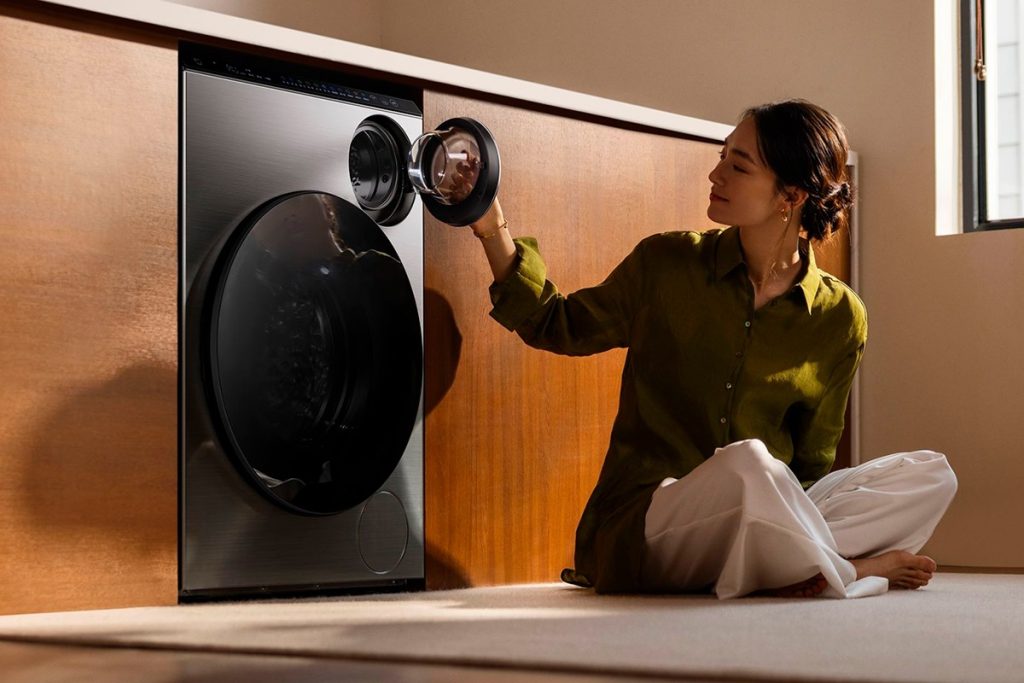 meisje zit naast een 2-in-1 wasmachine