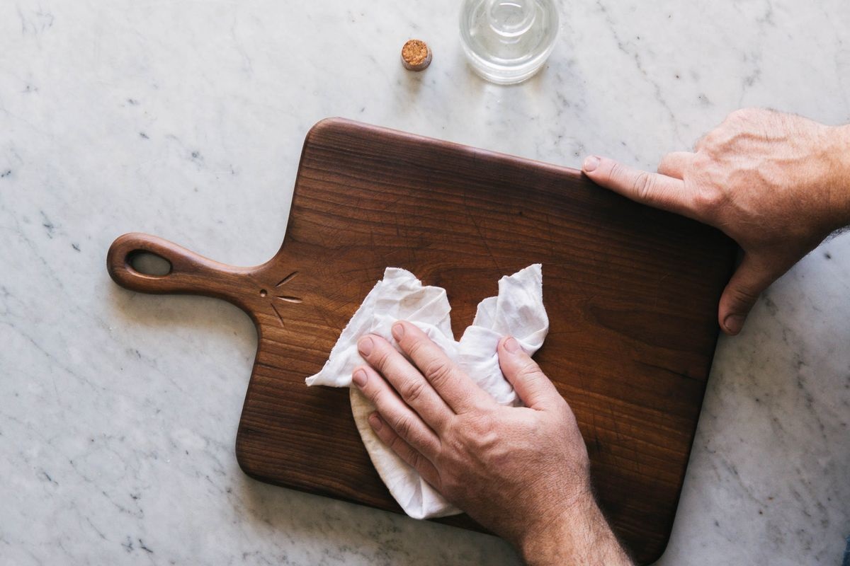 besproei snijplanken met witte azijn