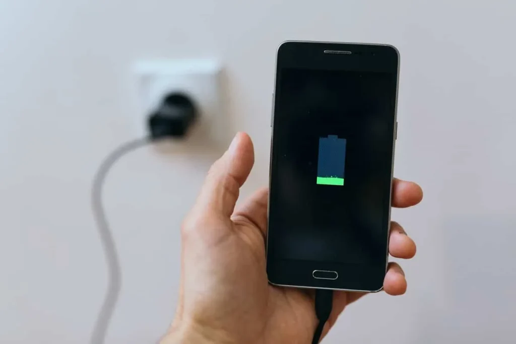 De meeste mensen laden hun telefoon verkeerd