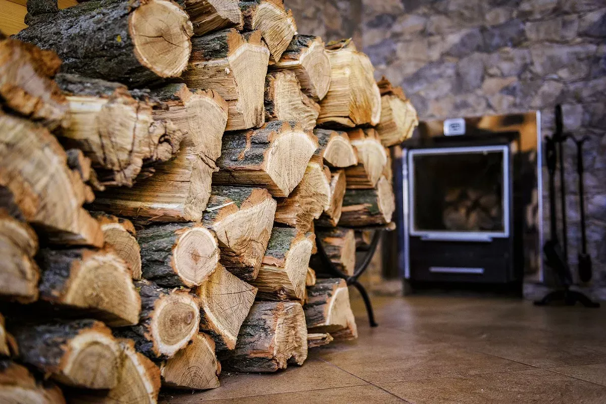 Naaldhout (den, lariks, spar) ontbrandt gemakkelijk en is daarom zeer geschikt als aanmaakhout