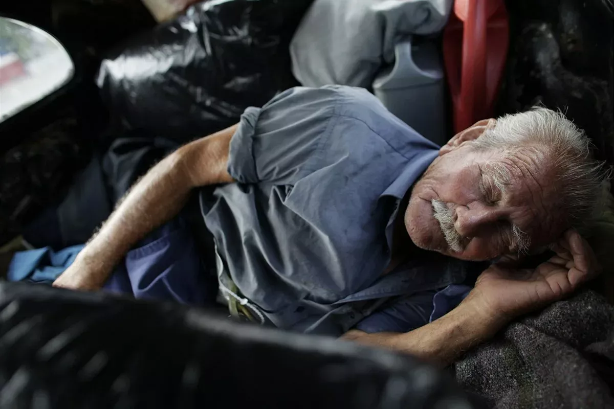 Hij legt uit dat slapen in de auto hem blootstelt aan extreme temperaturen