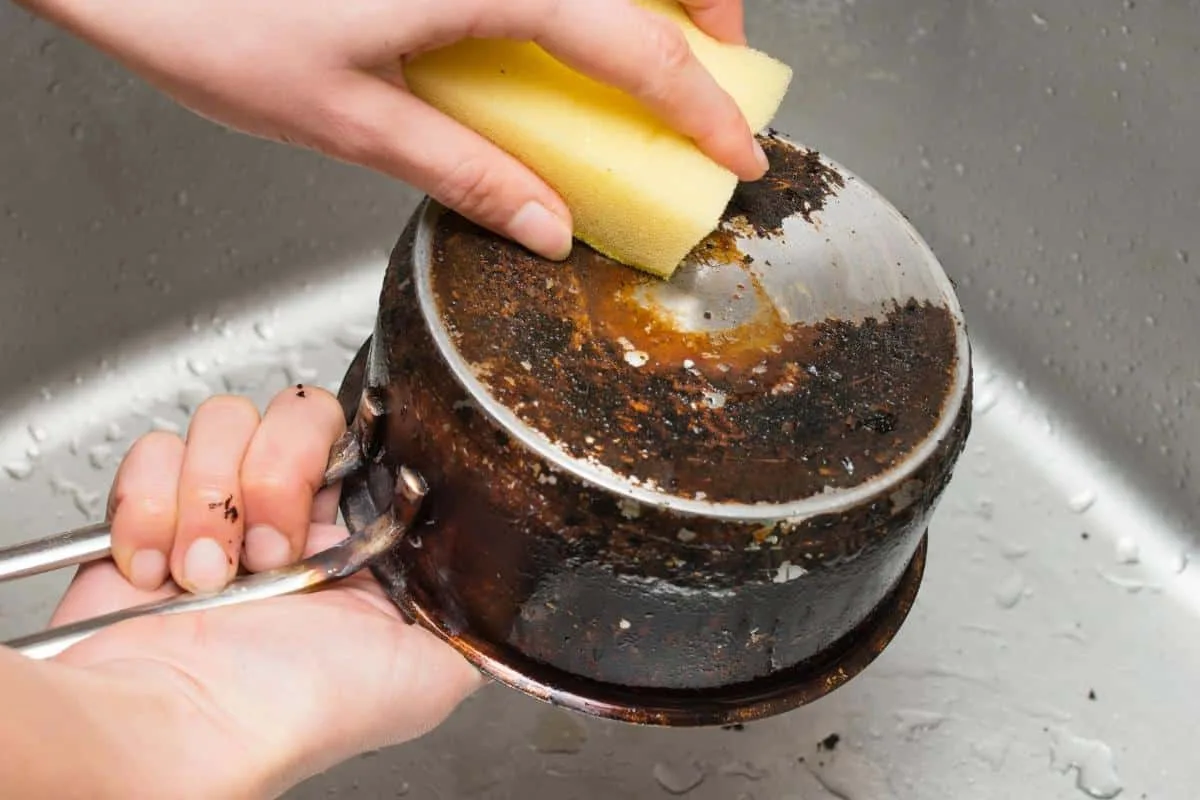 favoriete pan, zo zwart en aangekoekt