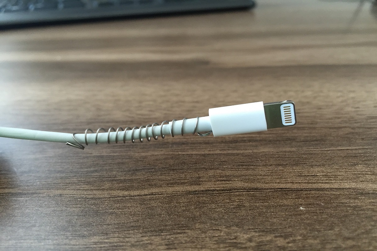 veer op de kabel voor het opladen van de telefoon