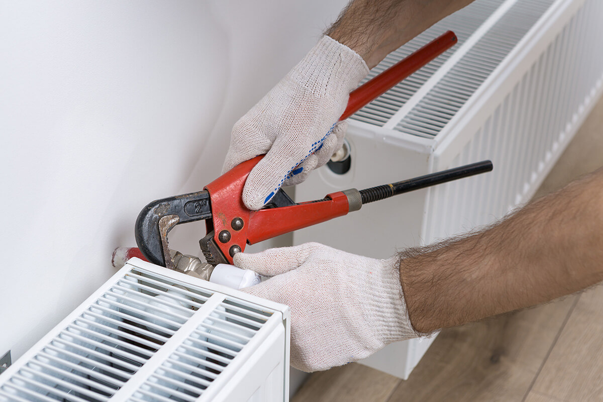 zal de warmte de radiator niet bereiken als de aansluitkleppen dichtgedraaid