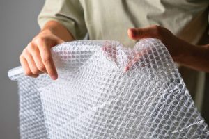 man houdt noppenfolie vast