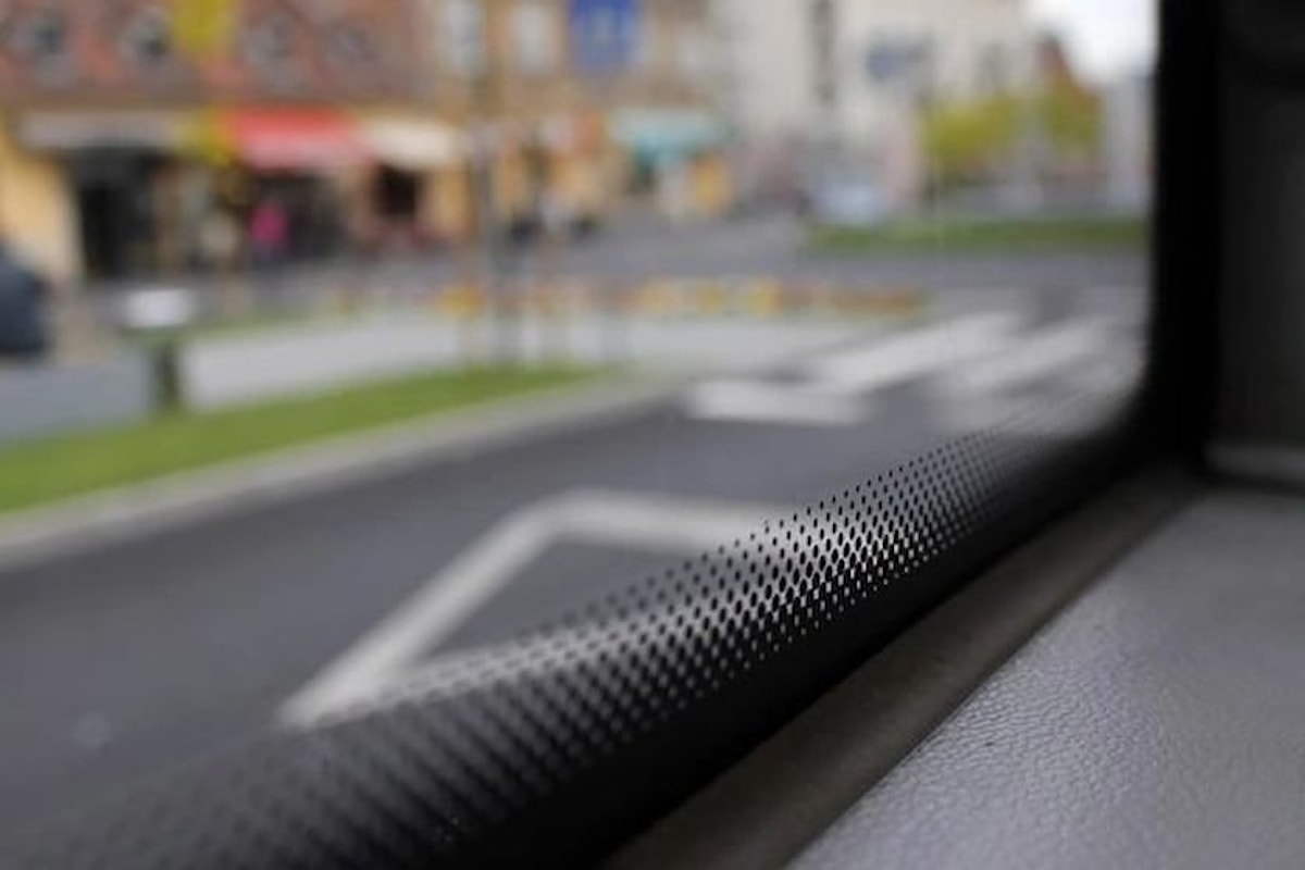 verbetert de ruwe textuur van de zwarte strip de hechting tussen het glas en de lijm