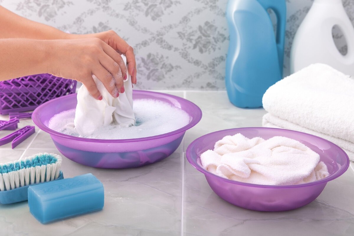 op witte kledingstukken geeft het driehoekje aan dat het kledingstuk gebleekt mag worden