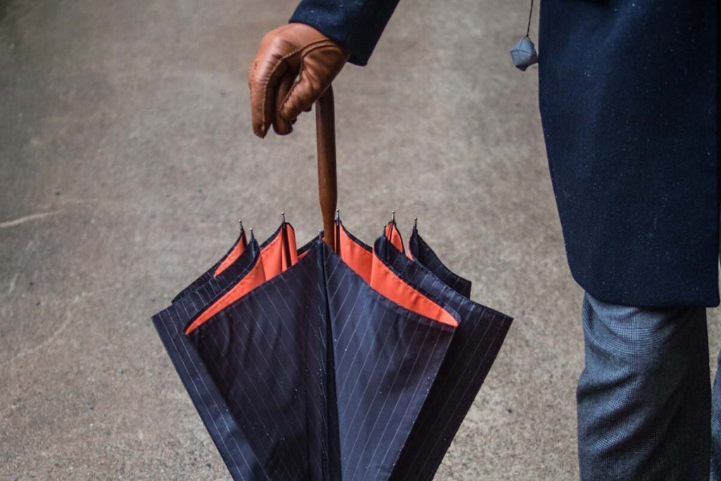 de paraplu erop te laten rusten als een wandelstok.