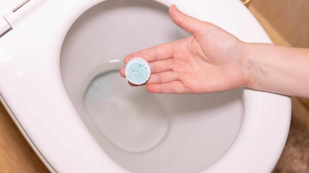 Verpulver de tablet en strooi deze in de toilet.