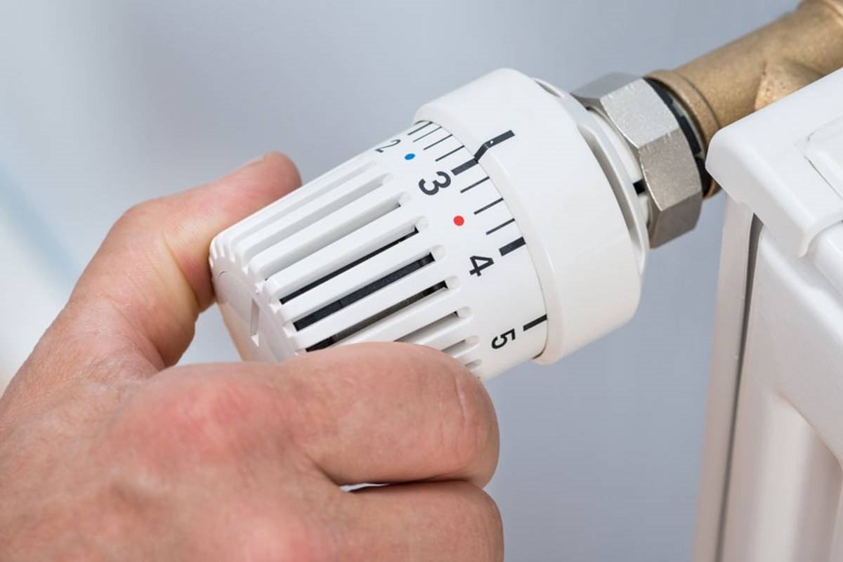 De thermostaat is ingesteld op 18-20 graden