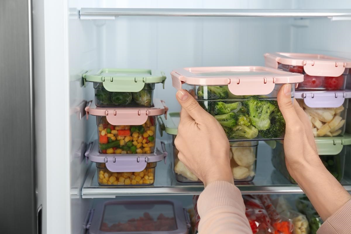 gebruiken plastic containers om voedsel in te bewaren