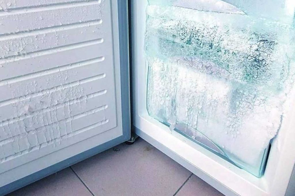 Door het vaak openen van de koelkast is er ijs ontstaan