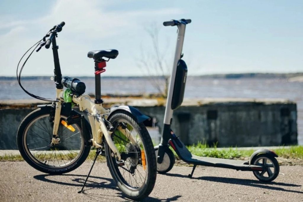 Een voetganger die met een ‘normale’ snelheid loopt, zal geen problemen met de wet krijgen. Scooters kunnen een snelheid van meer dan 25 kilometer per uur halen.