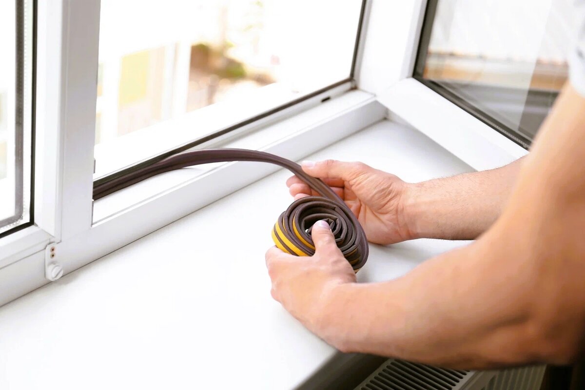 Ik plak het raam af met afdichtingsband zodat de warmte niet weglekt.