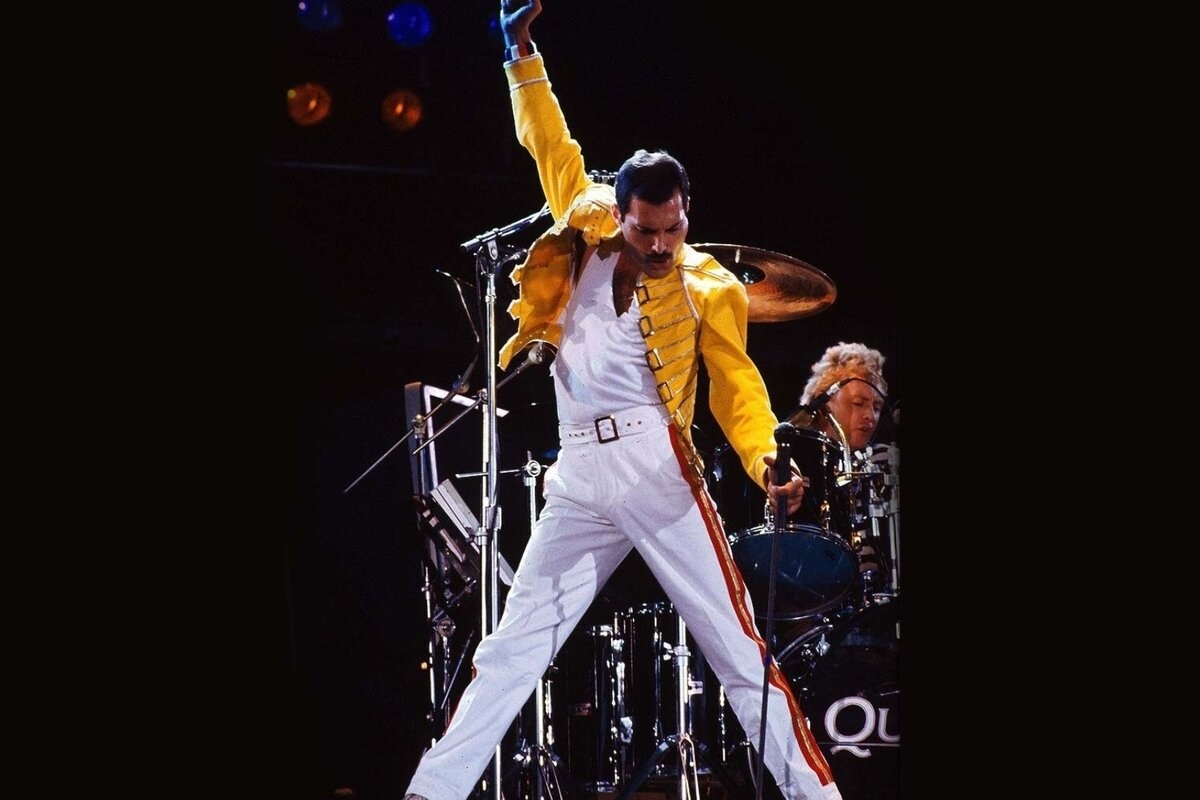 op de munt zal een afbeelding staan van het eerste optreden van Freddie Mercury