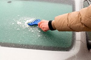 ontdooien we de autoruit met warme lucht