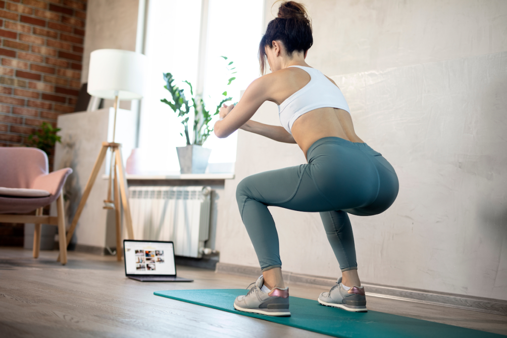 Squats activeren je benen, billen en buik, helpen je calorieën te verbranden en de grotere spieren in je lichaam te versterken, wat je dagelijkse energieverbruik verhoogt.