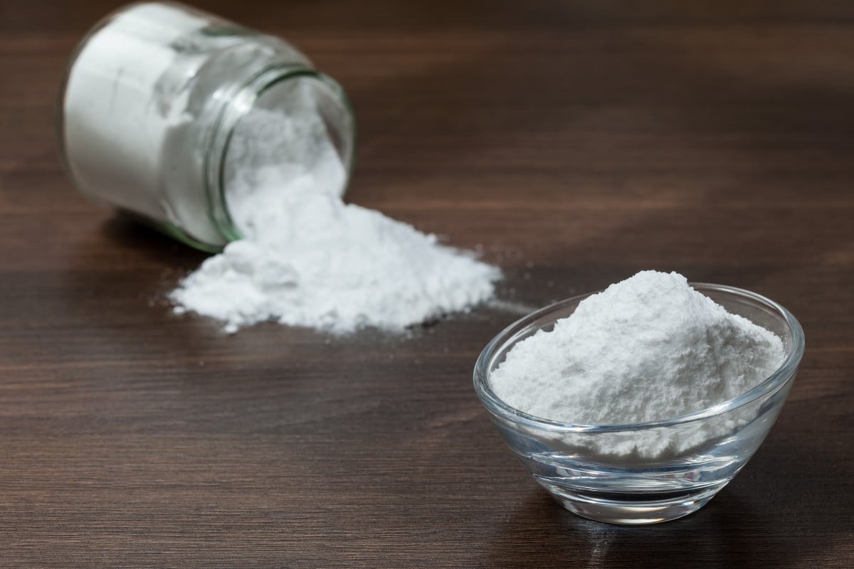 Zet een kom met natriumbicarbonaat onder het bed